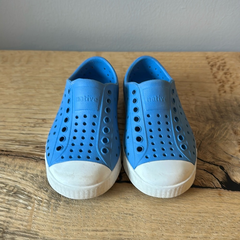 Kids size 6 blue Native shoes
